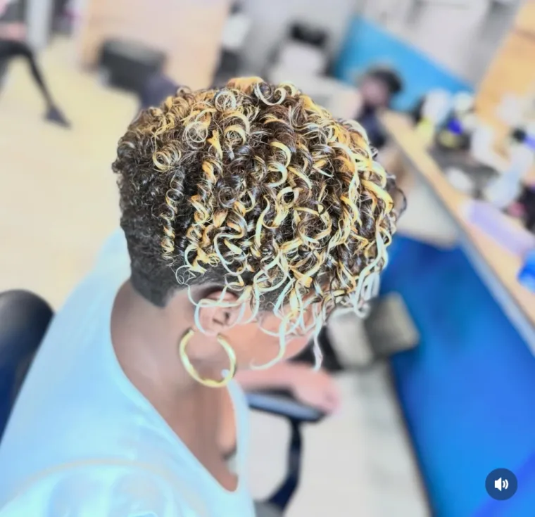 Combien de temps tient une permanente sur des cheveux épais et mi-longs ?, Saint-Pierre, L'artiste "The Next Cut"